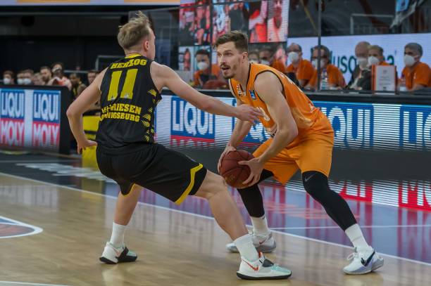 中反复提及 中反复提及