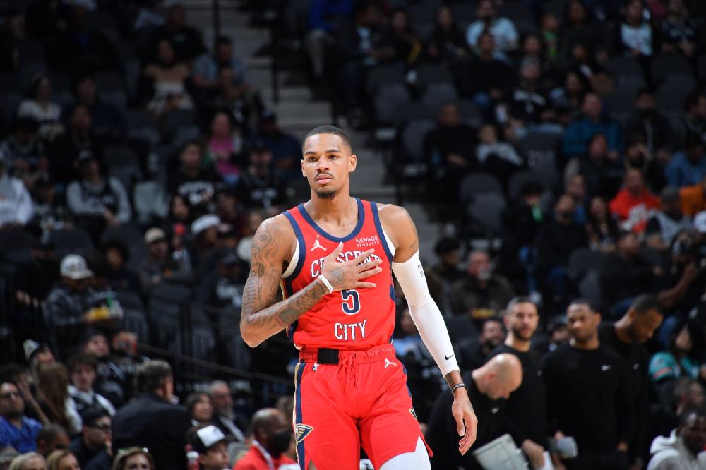 位球员点头 位球员点头